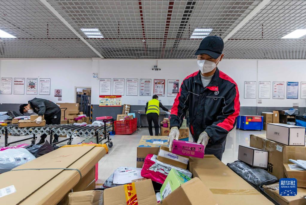 宝威体育下载网站：宝威体育：物流快递迎高峰(图2)